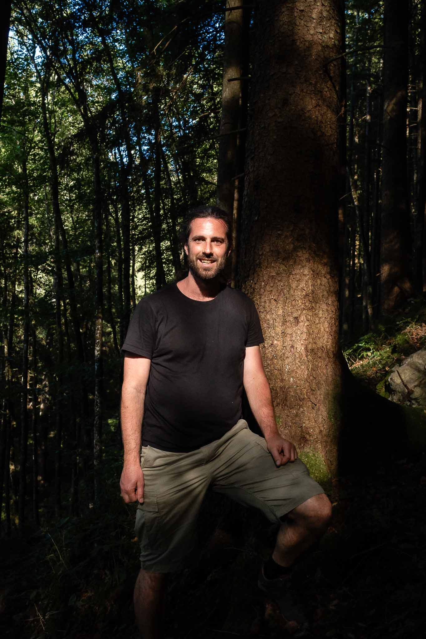 Porträt von Hochzeitsfotograf Kai Eisentraut, an einen Baum gelehnt im Wald